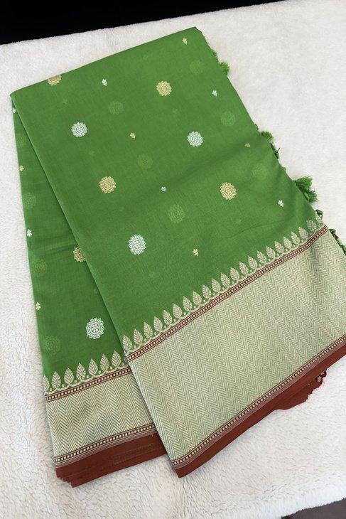 A Leaf Green Mul Banaras Saree_1